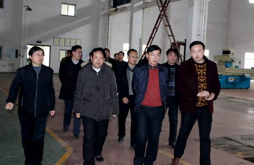 临湘市委书记黄俊钧一行到8xbetapp官方版下载立体停车设备考察调研 